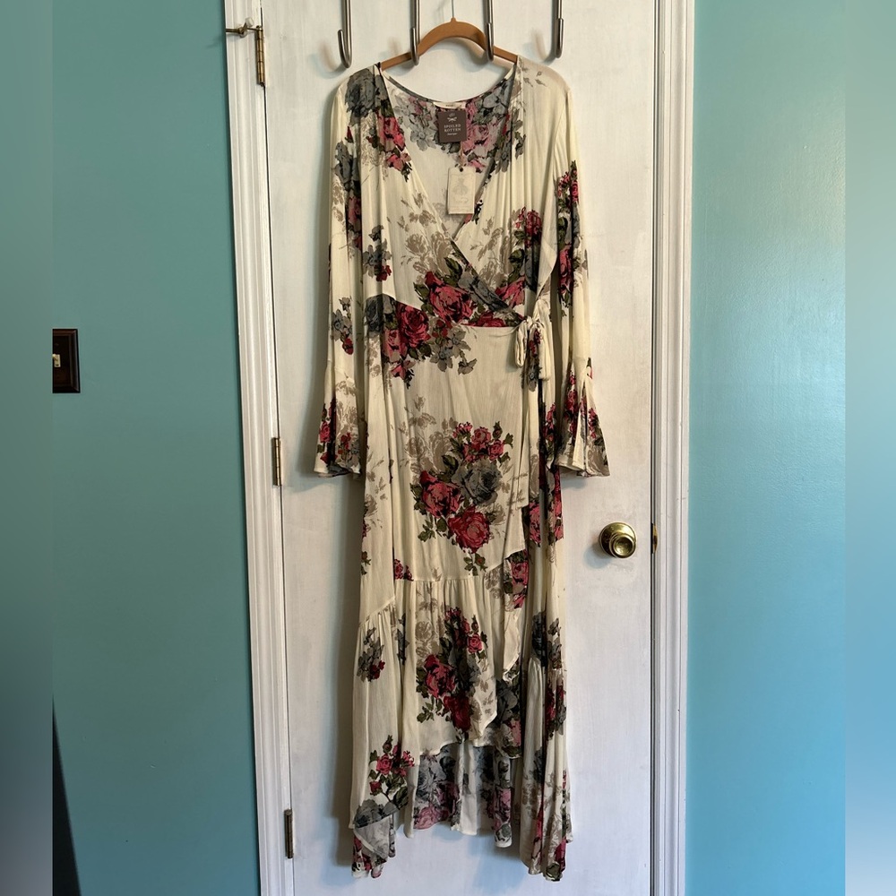 NWT Easel Women’s Cream Floral Maxi Wrap Dress, Size L